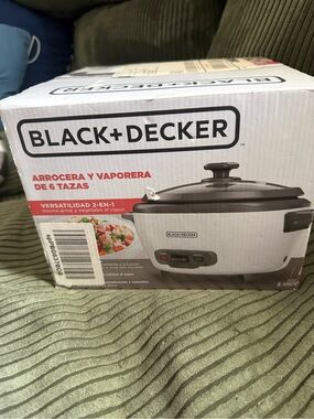 Black & Decker White and Black 6-Cup Rice Cooker & Steamer NIB